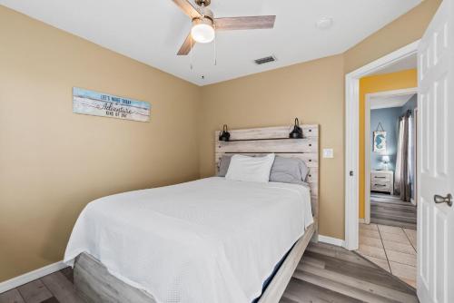 Postel nebo postele na pokoji v ubytování Heart of the Waves - 3BR & 2BA Beach Retreat - NEW HOT TUB - Outside Patio with Grill & Seating, Steps to Fun!