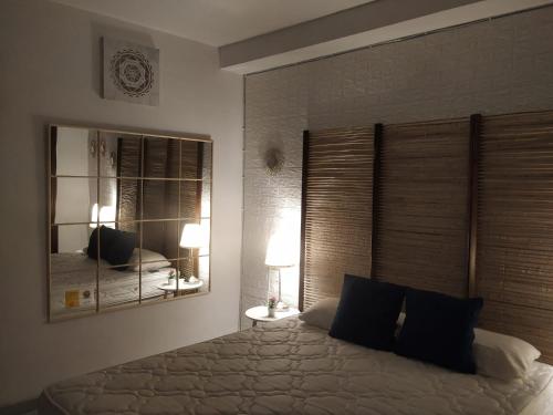 マラガにあるApartamento Malagueta Campos Eliseosのベッドルーム(大型ベッド1台、鏡付)
