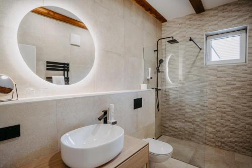 y baño con lavabo blanco y espejo. en Haus Weiss bei Julia, en Sankt Andrä bei Frauenkirchen
