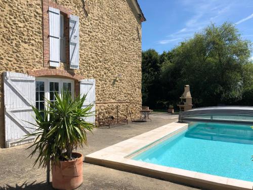 une maison avec une piscine à côté d'un bâtiment dans l'établissement Maison Dream in Marciac, à Marciac