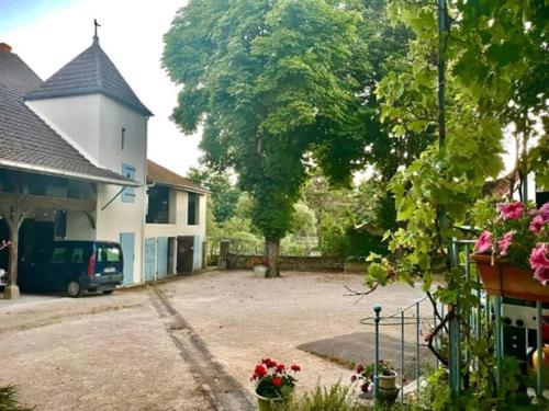 einen Hof mit einem Haus und einem Auto in einer Einfahrt in der Unterkunft Grand family home in the heart of Burgundy! in Saint-Berain-sur-Dheune