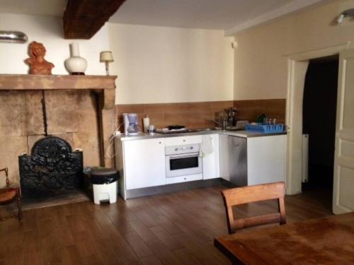 eine Küche mit weißen Schränken und einem Herd in der Unterkunft Grand family home in the heart of Burgundy! in Saint-Berain-sur-Dheune