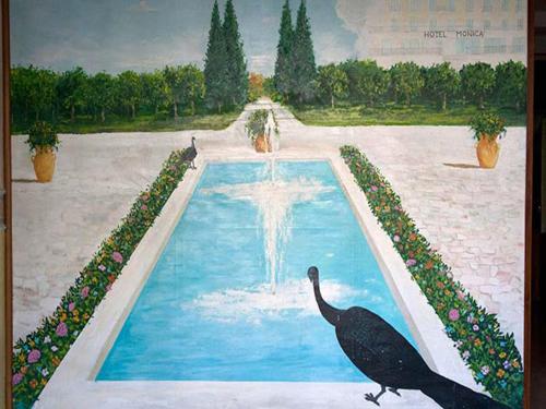 una pintura de una fuente con un pavo real parado frente a ella en Hotel Monica en Chianciano Terme
