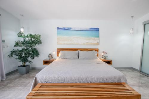 Una cama o camas en una habitación de Tamarindo Bay Boutique Hotel Studios & Suites - Adults Only, Self-Catering