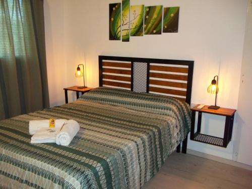 - une chambre avec un lit et des serviettes dans l'établissement Apartments Renta Eva 3, à San Rafael