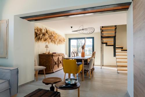 Domaine de Mérins, 10 couchages avec piscine, face à la rivière, à 4km de la plage