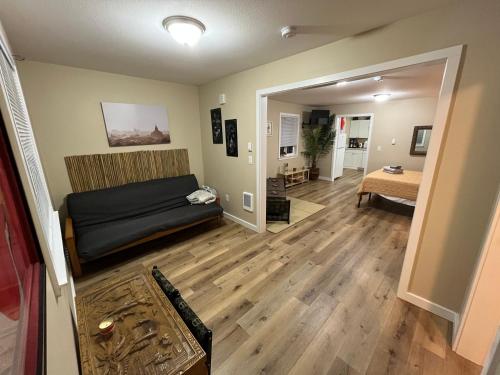 uma sala de estar com uma cama e um quarto em Far East Escape- Salem em Salem