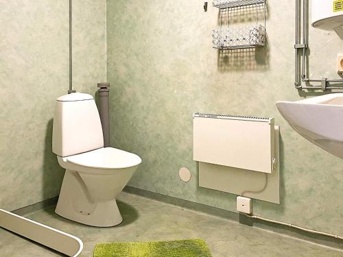 La salle de bains est pourvue de toilettes et d'un lavabo. dans l'établissement Holiday home MÖNSTERÅS VII, à Mönsterås