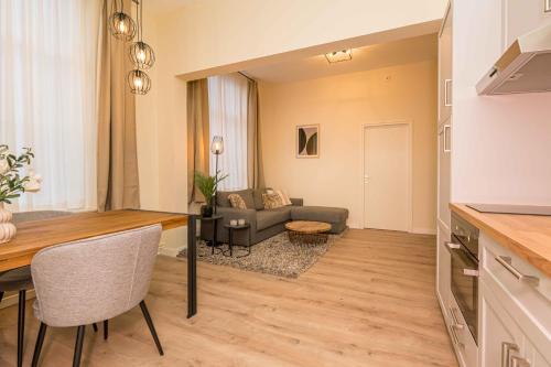 a living room with a table and a couch at Vier Koningen in Zierikzee