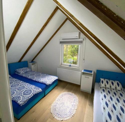Giường trong phòng chung tại Vila Dolina Izvora