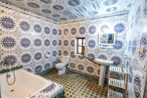 ein blau-weißes Bad mit einer Badewanne und einem WC in der Unterkunft Dar Fez Arabic in Fès