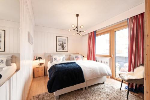 1 dormitorio con cama y ventana en Haus Diel - Premium Apartments mit Küche, en Pettneu am Arlberg