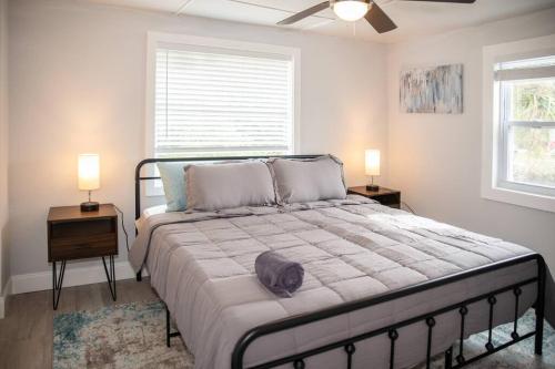 1 dormitorio con 1 cama grande con sombrero en Patio I Firepit I 65 TV w/ Netflix I 472mbps I WD en Vero Beach