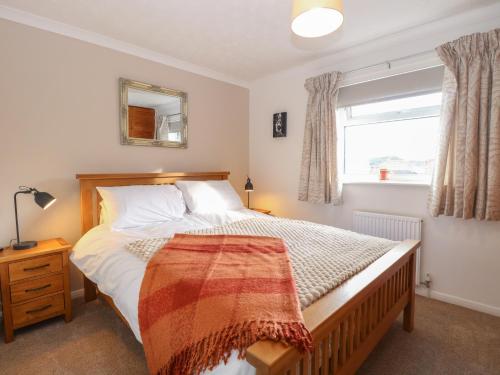 um quarto com uma cama grande e uma janela em Drifters Cove em Great Yarmouth