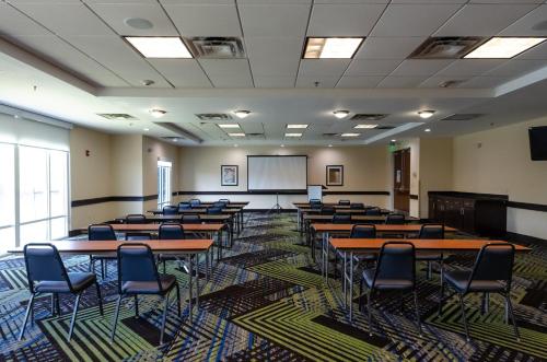 Бизнес-центр и/или конференц-зал в Holiday Inn Express Hotel & Suites Atlanta Airport West - Camp Creek by IHG