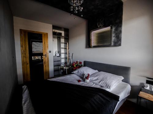 Ένα ή περισσότερα κρεβάτια σε δωμάτιο στο APARTAMENT PREMIUM BLACK HORS Centrum Ścisłe Deptak -ETIUDA Panoramiczna 2 -Garaż Podziemny