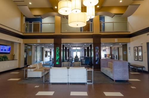 Гостиная зона в Holiday Inn Express Hotel & Suites Atlanta Airport West - Camp Creek by IHG