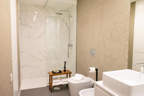 La salle de bains est pourvue d'une douche, de toilettes et d'un lavabo. dans l'établissement The Beautiful Ones Studio, à Porto