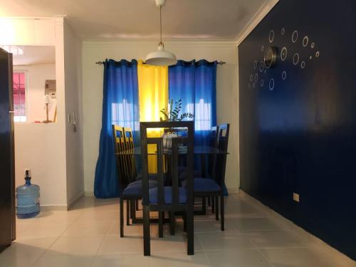 a dining room with a table and chairs in front of a window at Apartamento Familiar y tranquilo in Pantoja