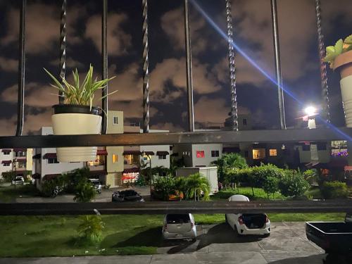 una vista de un estacionamiento por la noche en Apartamento Familiar y tranquilo, en Pantoja