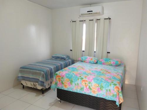 een kleine slaapkamer met een bed en een raam bij Pousada Brandão in Parnaíba