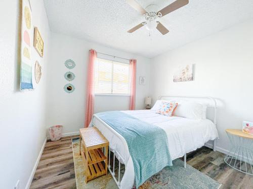 a bedroom with a bed and a ceiling fan at Lovely Apartment Unit Near Central Coalinga in Coalinga