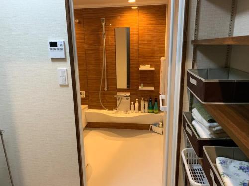 ein kleines Bad mit einem Waschbecken und einer Dusche in der Unterkunft Azuma Taku - Vacation STAY 13741 in Kanie