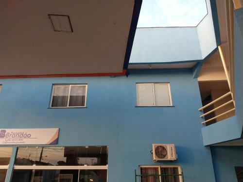 een blauwe gevel van een gebouw met een raam bij Pousada Brandão in Parnaíba