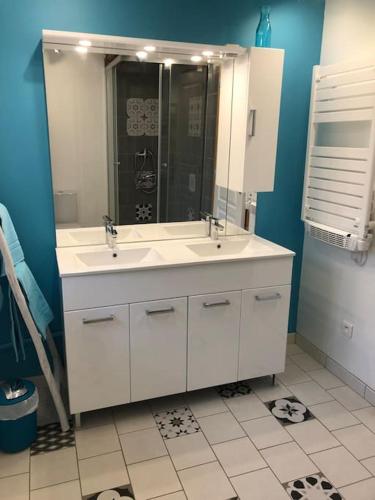 une salle de bain avec deux lavabos et une douche dans l'établissement Durban Des Corbieres : maison neuve déco moderne, à Durban-Corbières
