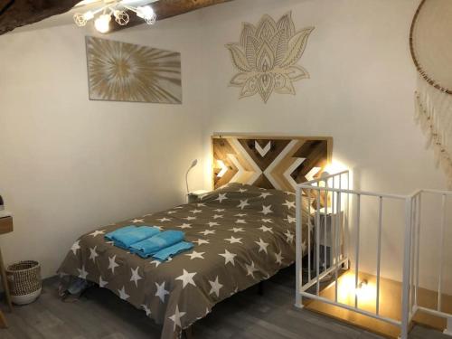 a bedroom with a bed in a room at Durban Des Corbieres : maison neuve déco moderne in Durban-Corbières