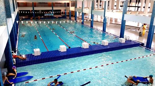 בריכת השחייה שנמצאת ב-GRAND Appartement 85m2 centre ville de BIARRITZ 6 pers או באזור