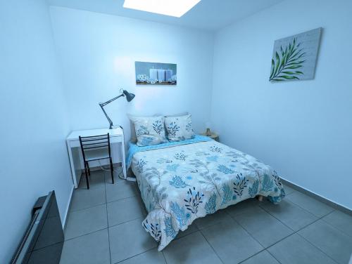 Postel nebo postele na pokoji v ubytování Bel Appartement T2 Climatisé avec piscine Poitiers-Futuroscope-CREPS de Poitiers