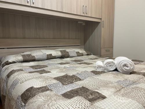 um quarto com uma cama com toalhas em Appartamento Seregno Galileo - Centro - ABI em Seregno