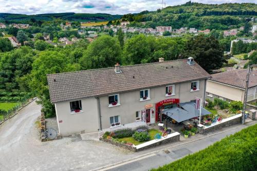 een luchtfoto van een huis in een dorp bij Hôtel Le Pommeil in Guéret