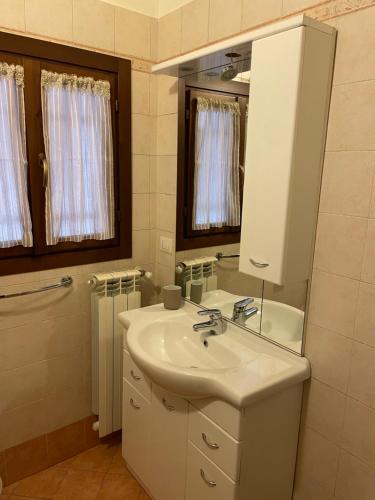uma casa de banho com um lavatório e um espelho em Appartamento Seregno Galileo - Centro - ABI em Seregno