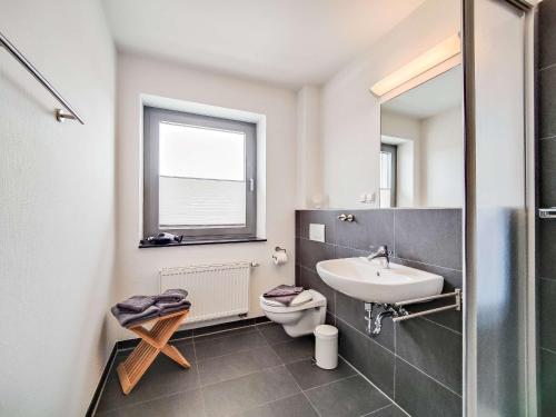 ノルダーナイにあるCornelius-02のバスルーム(洗面台、トイレ付)、窓が備わります。