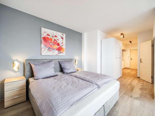 ein Schlafzimmer mit einem Bett und einem Wandgemälde in der Unterkunft Cornelius-04 in Norderney