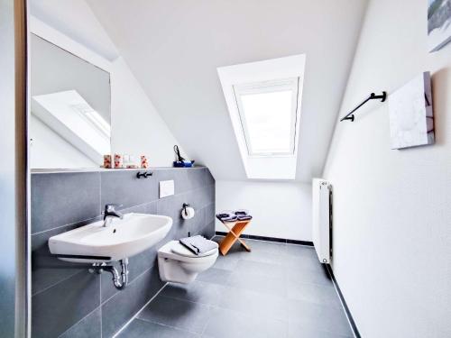 ノルダーナイにあるCornelius-06のバスルーム(洗面台、トイレ、天窓付)