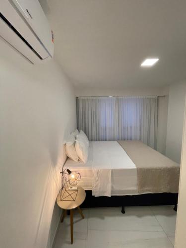 a small bedroom with a bed and a table at Mardisa Design by Jess Hospedagens in João Pessoa