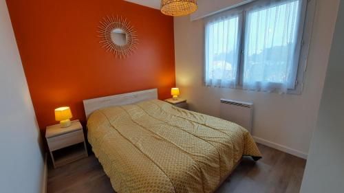 レ・サ​​ーブル・ドロンヌにあるOcéane Flore appart vue merのベッドルーム1室(ベッド1台、窓、鏡付)