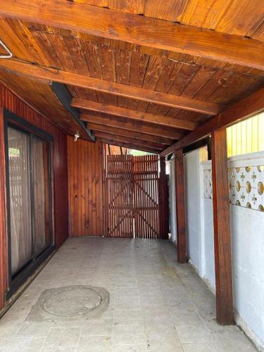 an empty patio with a wooden covering on a building at Acogedora casa céntrica en Panguipulli in Panguipulli
