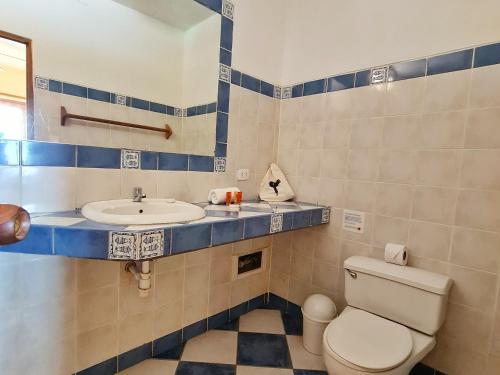 y baño con aseo y lavamanos. en Mancora Beach Hotel - Adults Only en Máncora
