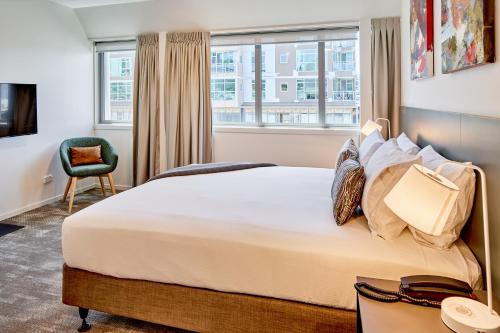 Säng eller sängar i ett rum på Sojourn Apartment Hotel - Ghuznee