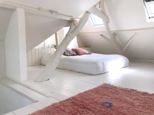 En eller flere senge i et værelse på Little Secret Zeeland + ligbad
