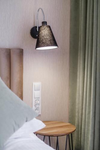 Postel nebo postele na pokoji v ubytování KORNWALIA - stylowy apartament o wysokim standardzie z KLIMATYZACJĄ w centrum Nowego Targu, z prywatnym oraz zadaszonym parkingiem