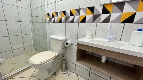 a bathroom with a toilet and a sink at Casa 4 hospedagem seropedica in Seropédica