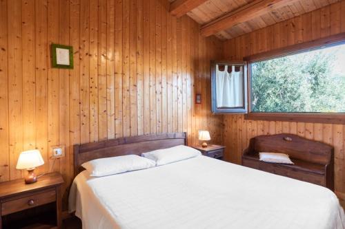 um quarto com uma cama numa parede de madeira em Agriturismo Terra Di Pace em Noto