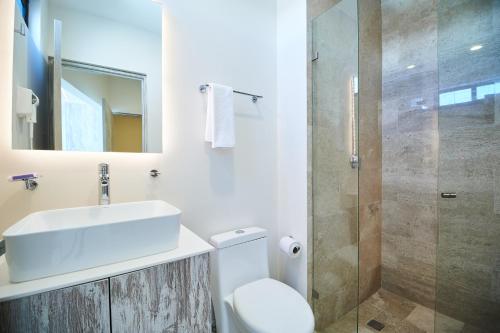 y baño con aseo, lavabo y ducha. en Incredible Luxury Tulum Penthouse with Large Private Pool in Aldea Zama, en Tulum