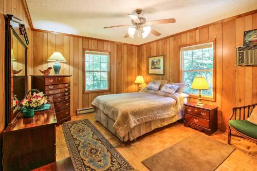 Schlafzimmer mit einem Bett und einem Deckenventilator in der Unterkunft Lakefront Mountain Rest Cottage with Gas Fireplace! in Walhalla