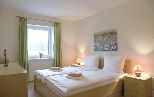 1 dormitorio con 1 cama blanca grande y ventana en Fewo Schloss Spyker, en Kaschow